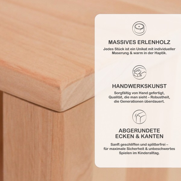 Kinder Garderobe mit Sitzbank und Schuhregal im warmen Naturholz-Flur – ordentlich und wohnlich.